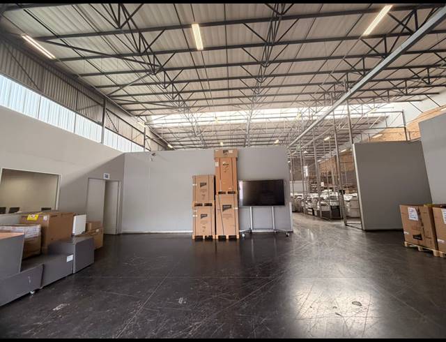 1,727M² WAREHOUSE TO LET IN TUNNEY
